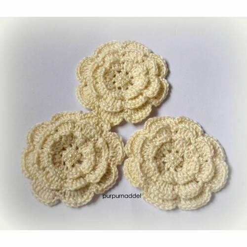 Häkelblumen ca. 7,5cm 3 stück, in creme mit Perlen, Applikation, Aufnäher, gehäkelt!