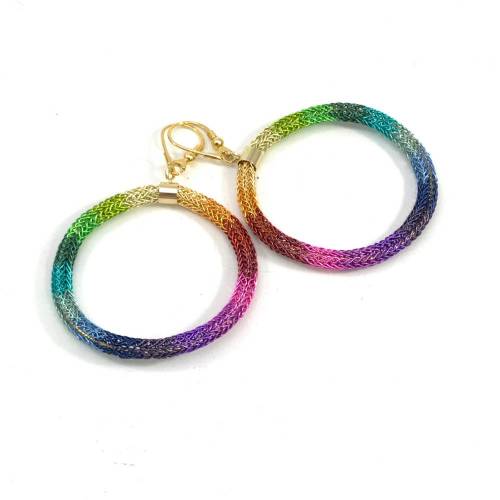 UNIKAT doppelt gestrickte REGENBOGEN  CREOLEN Ohrringe aus Kupferdraht