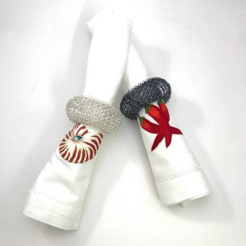 fingergestrickte SERVIETTENRINGE aus versilbertem oder graphitfarbenem Kupferdraht