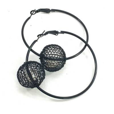 UNIKAT schwarze Kreolen mit gestrickter Kugel und frei beweglicher Perle