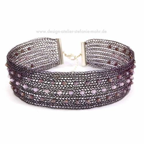 gestricktes KROPF-BAND aus mauve-farbenem Kupferdraht mit Glasschliffperlen