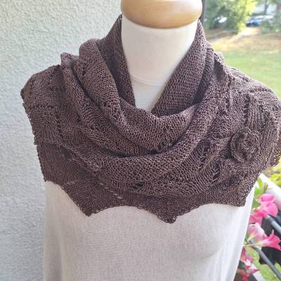 Stricktuch aus Baumwolle und Seide in Braun mit Ajourmuster – Handgestrickte Stola oder Schal