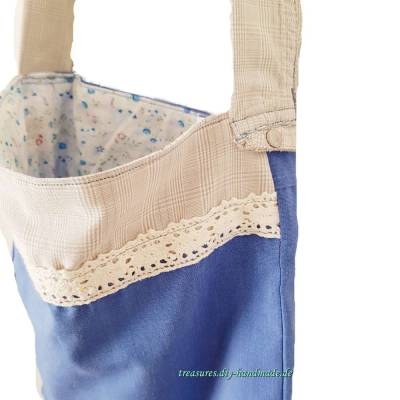 Dekorative kleine blaue Upcycling-Tasche mit Blümchen, Unikat, handgemacht aus Baumwolle