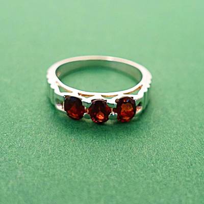 Original Vintage Ring mit drei leuchtenden Granatsteinen aus den 60er/70er Jahren