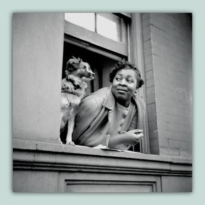 Leinwandbild Portraits of Harlem - Frau mit Hund -   Schwarz weiß Fotografie - Vintage Retro Kunstdruck