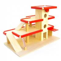 Parkhaus mit Aufzug aus Holz