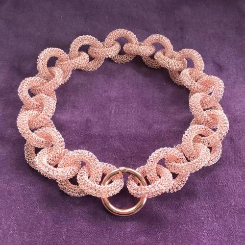 fingergestrickte STATEMENT Halskette / GLIEDERKETTE aus roségoldfarbenem Kupferdraht mit Ring-Clip-Verschluss