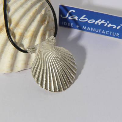 Halsschmuck "Pilgermuschel" aus der Serie Strandgut in 925 Silber gegossen,  wie sie in der Bretagne zu finden sind. Am Lederriemen für an den Hals,