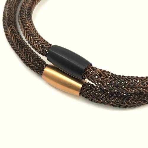 doppelt gestricktes UNISEX ARMBAND aus braun-schwarzem Kupferdraht mit Magnetverschluss in schwarzem ODER roségoldfarbenem Edelstahl