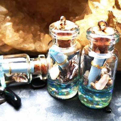 Maritimer Glasflaschenanhänger mit Korken – Flaschenpost Schmuck Unikat