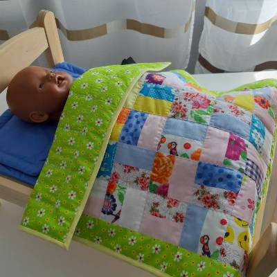 Scrappy Quilt, Patchworkdecke, Tagesdecke für Puppenbett. Puppenbettwäsche, Einzelstück