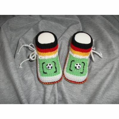 Babyschuhe *Toooor* gestrickt – Fußball Babyschühchen mit Tor & Ball – Handgemachte Babybooties