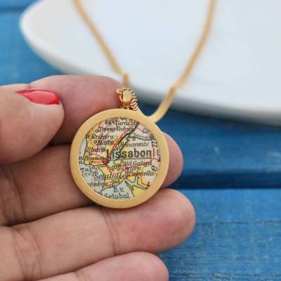 Medaillonkette mit Wunschort, personalisiert aus historischer Landkarte – vergoldeter Edelstahl