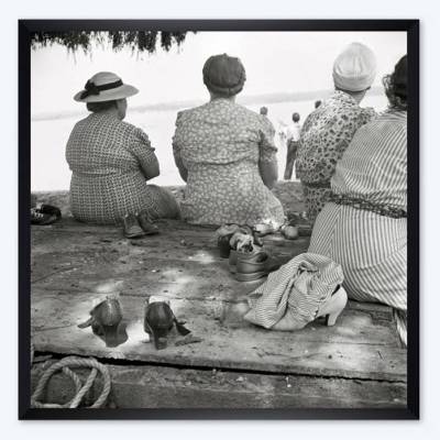 Frauen am Wasser 1942 – Historische Schwarz-Weiß-Fotografie als Fine-Art-Kunstdruck quadratisches Foemat