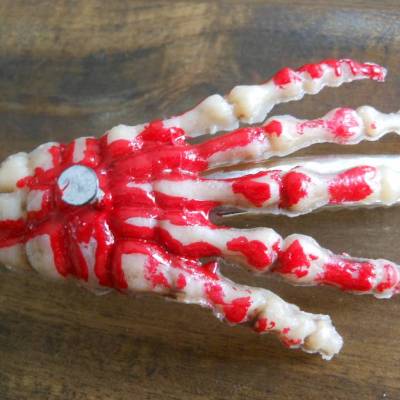 Blutige Hand Haarspange mit Nagel – Gruselige Skeletthand für Halloween, Gothic & Rockabilly