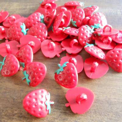 20 Erdbeeren Ösenknöpfe aus Kunststoff – Restbestand, glänzend, Ø 1,2 cm