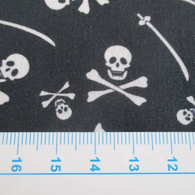  Baumwolle Baumwollstoff Totenkopf skulls Säbel schwarz Oeko-Tex® Standard 100 (1m /10,00€)