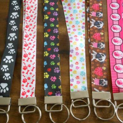 Schlüsselband mit Pfoten-, Knochen- & Pudel-Motiven – Bunt & praktisch, 47 cm, einseitig, 100% Polyester