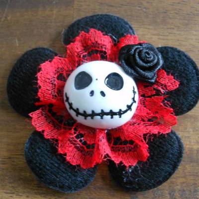 Brosche Skull  Blume Stoff Totenkopf Spitze Rose schwarz rot 