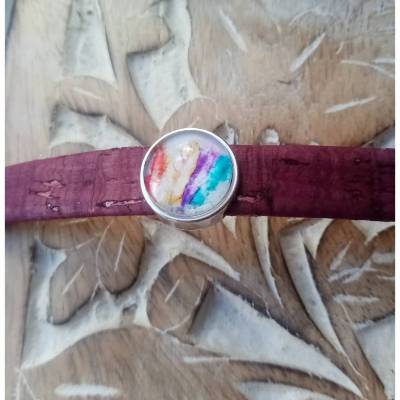 Armband aus 10mm breiten weinroten Kunstleder mit bunten Federn