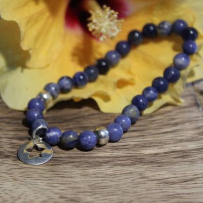 Handgefertigtes Armband aus Sodalith mit 925-Silber-Anhänger