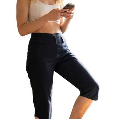 FRAUEN CAPRIHOSE MIT KLAPPENTASCHEN Wolle, abgerundeter Saum