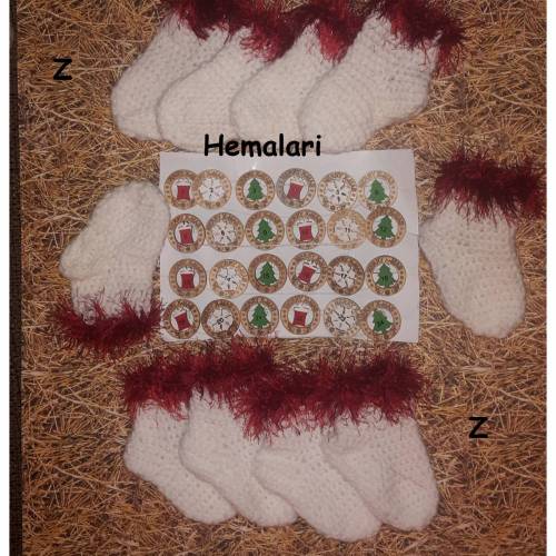 Adventskalender Söckchen * gehäkelt * 24 Socken * weiß mit rotem Franenrand * Weihnachtskalender * xmas
