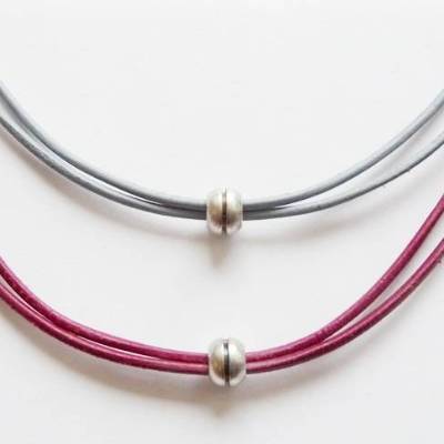 Verstellbare geknotete Kette mit Metallperle - Lederkette,Surferkette - Geschenk Freund/Freundin - modern,trendy,sportlich - dunkelrot,grau