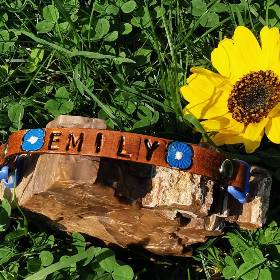 Lederarmband mit geprägtem Namen für Kinder – personalisiertes Mädchenarmband aus Leder  (LAK3)