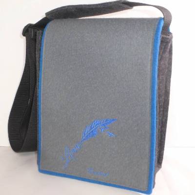 Die Tasche mit der Wechselklappe, anthrazit, blau, Feder, aus Wollfilz, Umhängetasche, wandelbar, hochformat, handgemacht von Dieda! kaufen