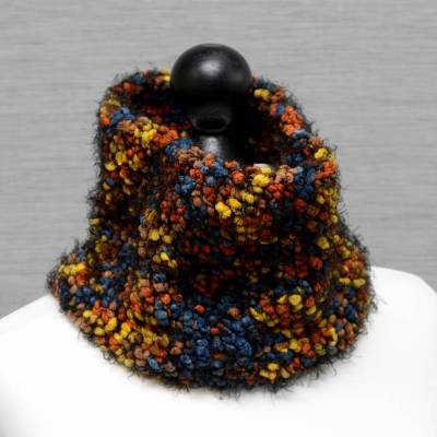 Kuscheliger Schlauchschal in Gelb, Orange & Schwarz - Handgestrickter Infinity Loop mit Charm