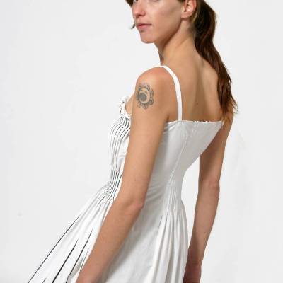 FRAUEN KLEID mit FALTEN Unikat lang weiß mit schwarzem Siebdruck