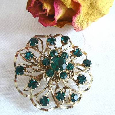 Vintage Brosche Blüte mit grünen Steinen aus den 70er Jahren