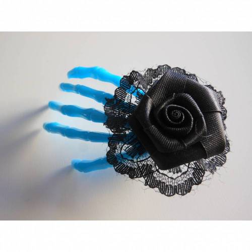 Schwarze Rose  Skeletthand Haarklammer gothic blau