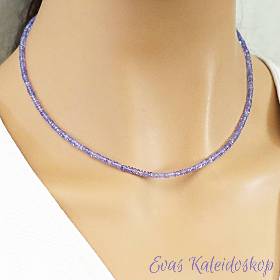 Transparente, halsnahe Tansanitkette in etwas hellerem Blauton 