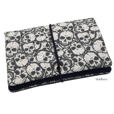 Tabaktasche Tabakbeutel Drehertasche *Skulls* mit 3 Fächer oder Blättchenspender Personalisierbar mit Namen bestickt