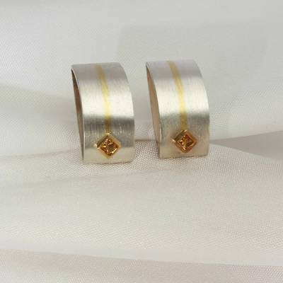 Ohrschmuck „Strich“ – mit Citrin-Prinzess, zweifarbige Ohrstecker, mit einem Citrin in einer 750 Gelbgold-Zarge gefasst