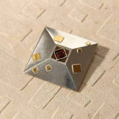  Brosche viereckig "Granat-Carrée" in 925 Silber mit Feingoldbelötung 