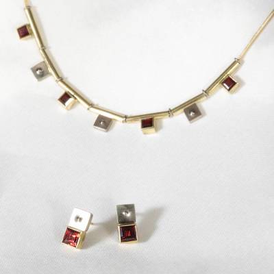 Collier„Granat“  585 Gelbgold m. Granat-Carrée und Zwischenteilen