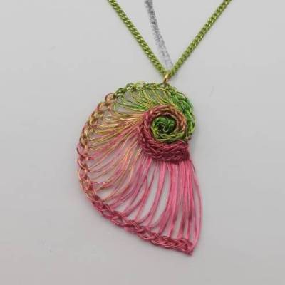 KETTENANHÄNGER Nautilusschnecke - Hand gestrickt -  jedes Stück ein Unikat