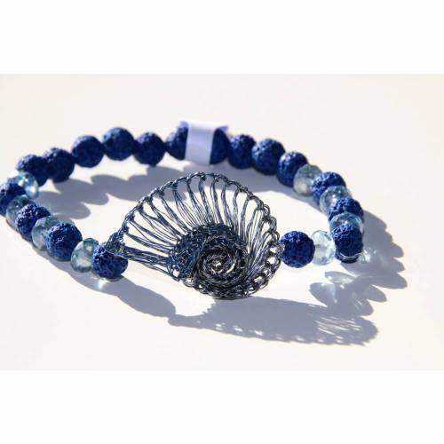 Elastisches Armband mit gestrickter Nautilusschnecke und Lavaperlen/Glasschliff Perlen