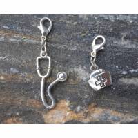 Set    stethoskop und Krankenschwesterhaube   Anhänger mit Karabiner versilbert