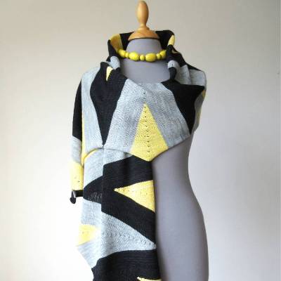 Designer Schal in Schwarz Grau und Gelb, gemusterte Strickstola, gestrickter Schal aus Wolle, Umschlagtuch, Luxus Schal