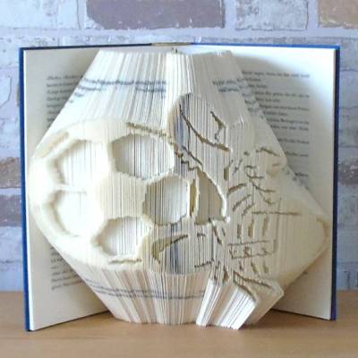 Gefaltetes Buch: Fußball mit Schuhen als außergewöhnliche Buchkunst – Geschenk für Fußballfans