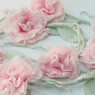 Aufwendig gestaltete BLÜTENGIRLANDE, BLUMENGIRLANDE,  Naturmaterial Wolle, Rosé/Mint, Handmade,