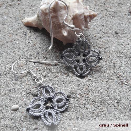 zarter Ohrring Lilly (klein) aus Seide mit funkelnden Steinkristallen an 925er Silber (vergoldet)