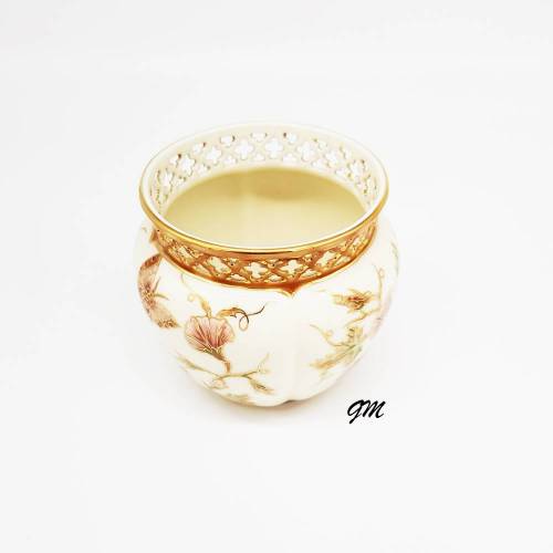 ZSOLNAY PECS Porzellan, Vase handgemalt, signiert, Höhe 10 cm, Breite ca. 12 cm, Öffnung 9 cm, elfenbeinfarbig,