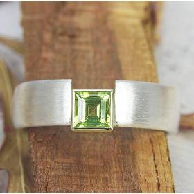 Ring Silber 925/- mit Peridot in einer Goldfassung