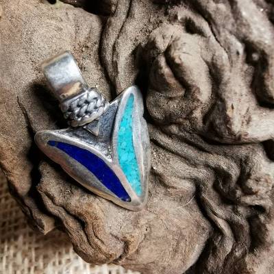 Kettenanhänger Pfeilspitze aus 925 Sterling Silber mit Lapislazuli und Türkis-Inlay – 3,2 cm Anhänger