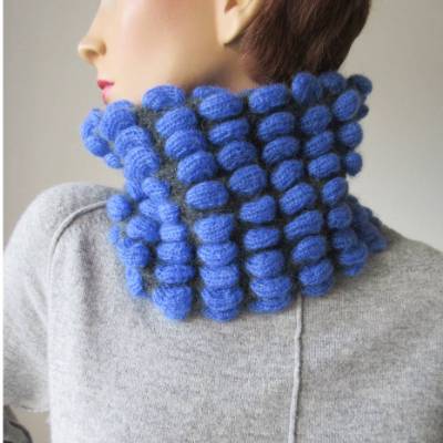 Gestrickter Loop Schal aus Mohair in Grau und Blau, gemusterter Rundschal, kuschelweicher Kurzschal, Halswärmer 